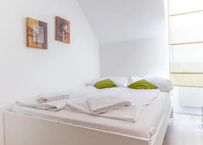 Cozy 2br Apt, Steps To Belvedere & Center Apartment *