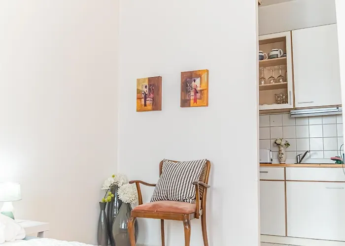 Cozy 2br Apt, Steps To Belvedere & Center