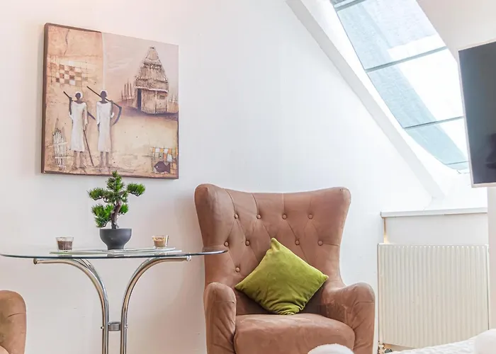 Cozy 2br Apt, Steps To Belvedere & Center Apartment