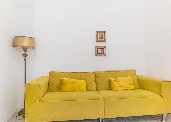 Cozy 2br Apt, Steps To Belvedere & Center Apartment