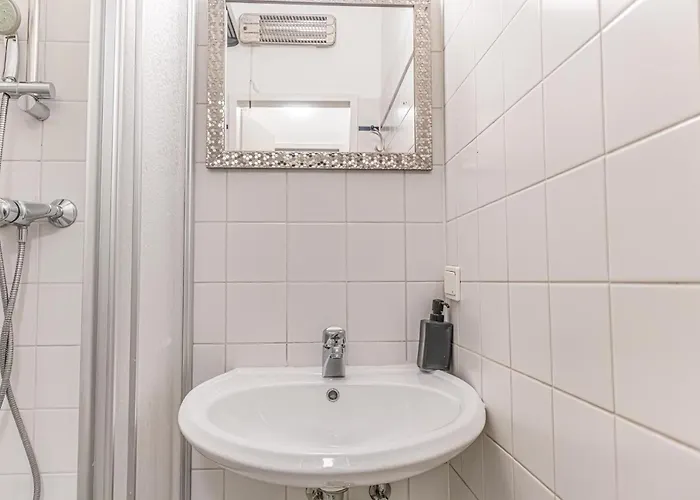 Apartment Cozy 2br Apt, Steps To Belvedere & Center *
