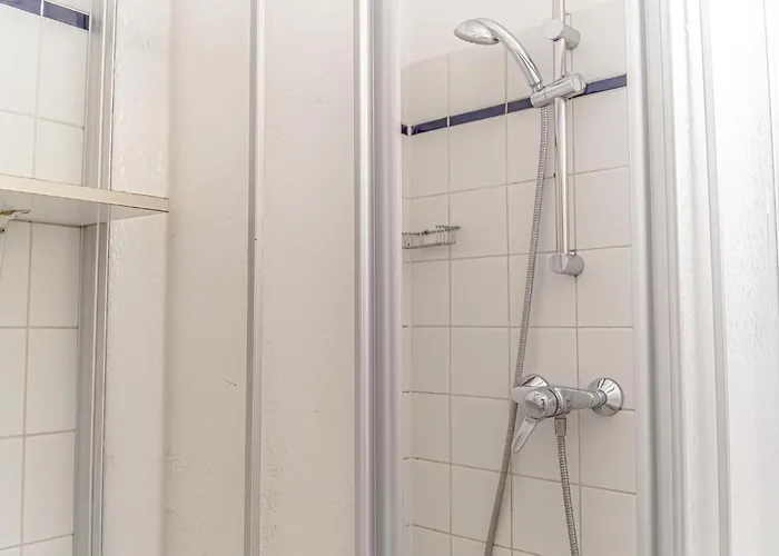 Cozy 2br Apt, Steps To Belvedere & Center *