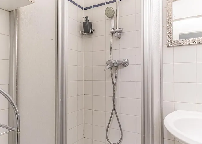 Cozy 2br Apt, Steps To Belvedere & Center
